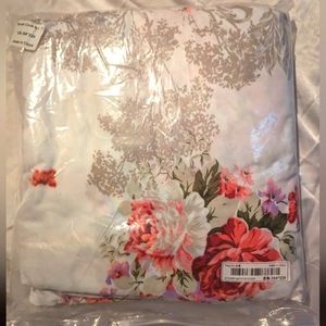 Brand New in Package Queen-Sized Floral Rose Bedding Set 264X229